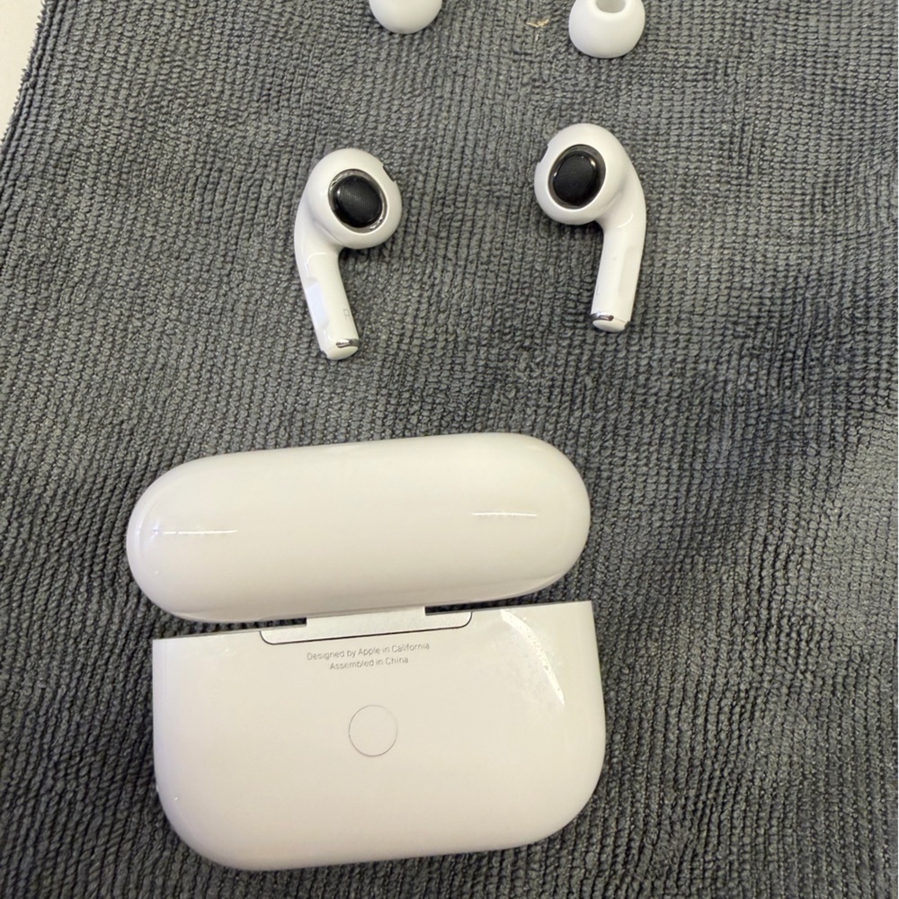 AirPod Pros 1st Gen - Wireless Earbuds with Case - Picture 4 of 14